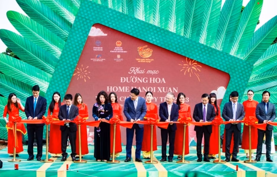 happy tet dieu ky tren duong hoa home hanoi xuan 2023 hinh 1