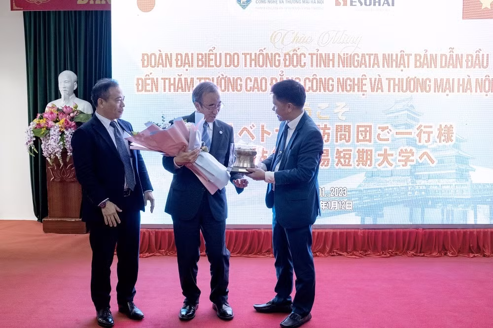 thong doc tinh nigata nhat ban tham va lam viec voi truong cao dang cong nghe va thuong mai ha noi hinh 4