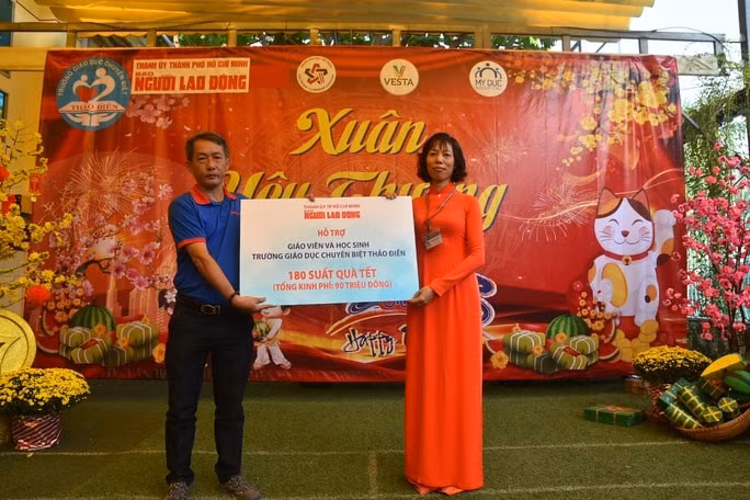 bao nguoi lao dong mang xuan den voi nhieu hoan canh kho khan hinh 2