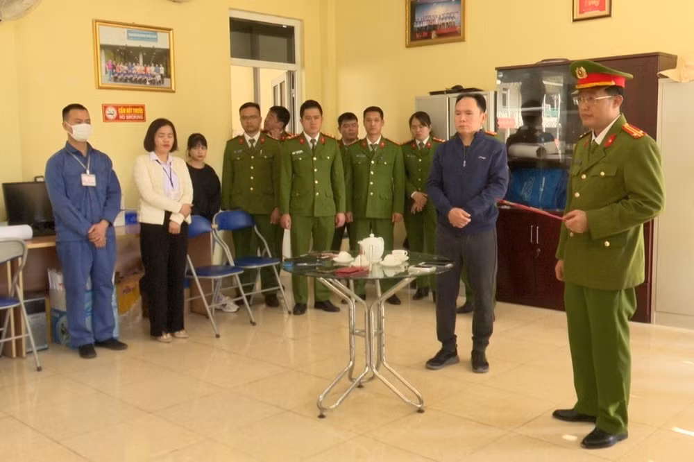 khoi to can bo hai trung tam dang kiem o son la nhan hoi lo de bo qua loi hoan cai xe hinh 1