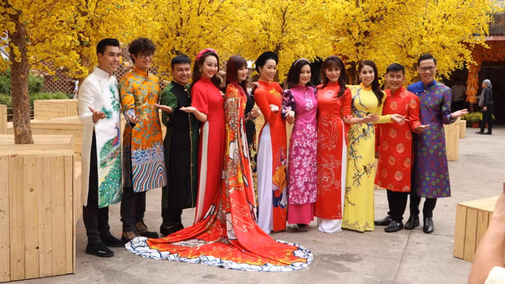 ruc ro mai vang trong khong gian le hoi tet viet tai tpho chi minh hinh 2