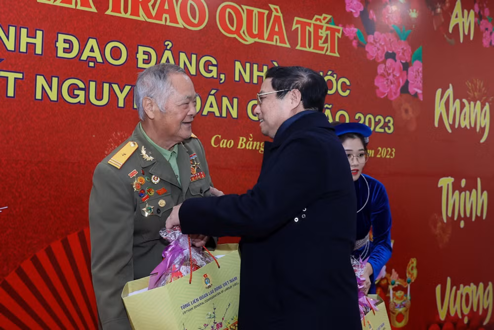 nguoi dan khong thay bong dang bo doi bien phong thi thay thuong thay nho thay lo hinh 2