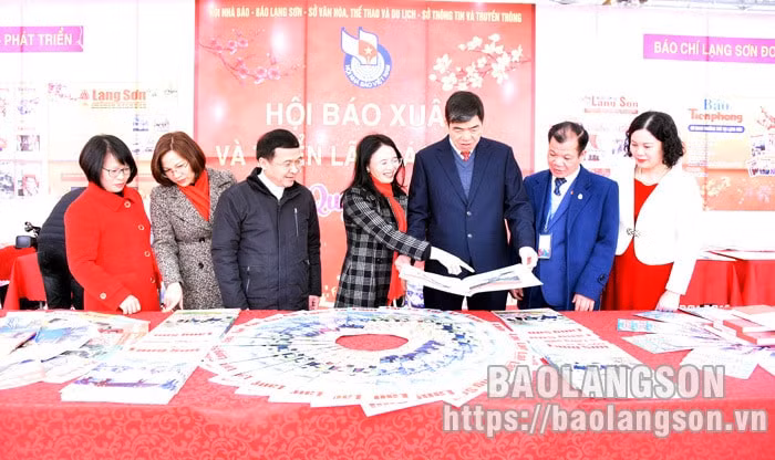 hon 400 an pham bao chi duoc gioi thieu tai hoi bao xuan xu lang hinh 2