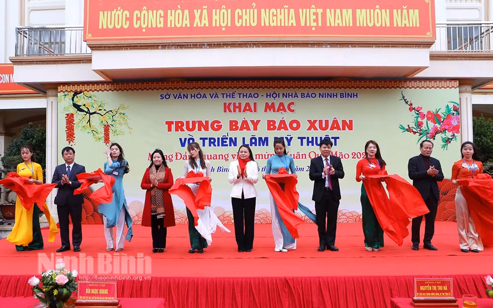 ninh binh khai mac trung bay bao xuan va trien lam my thuat mung xuan quy mao 2023 hinh 1