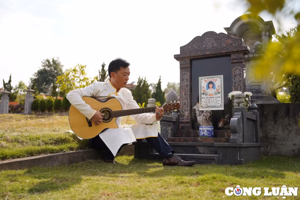 xuc dong hinh anh nguoi dan ong thap huong roi ngoi dan hat ben mo vo hinh 1