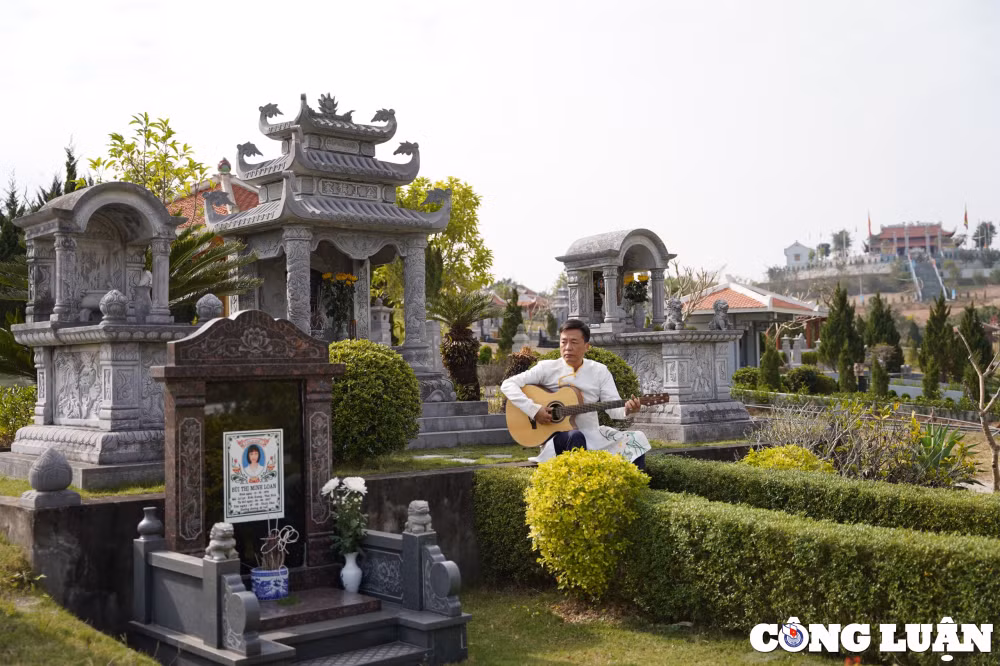 xuc dong hinh anh nguoi dan ong thap huong roi ngoi dan hat ben mo vo hinh 2