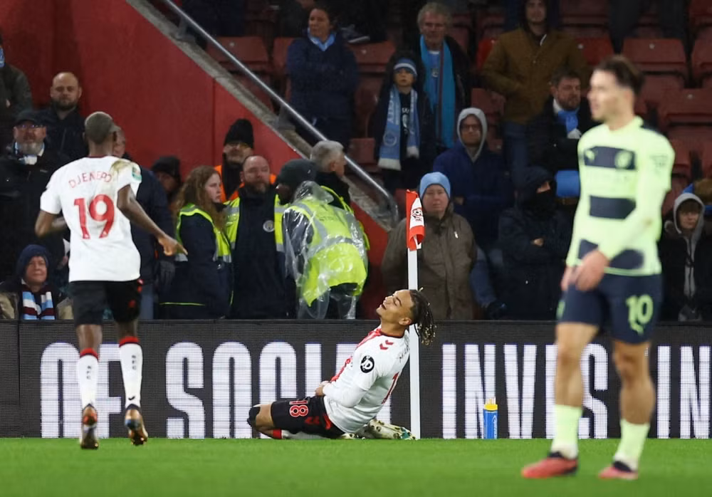 thua southampton man city bi loai o tu ket league cup hinh 2