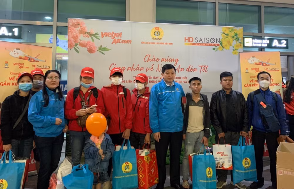 cong nhan nghe an xuc dong khi ve que an tet tren chuyen bay 0 dong hinh 2
