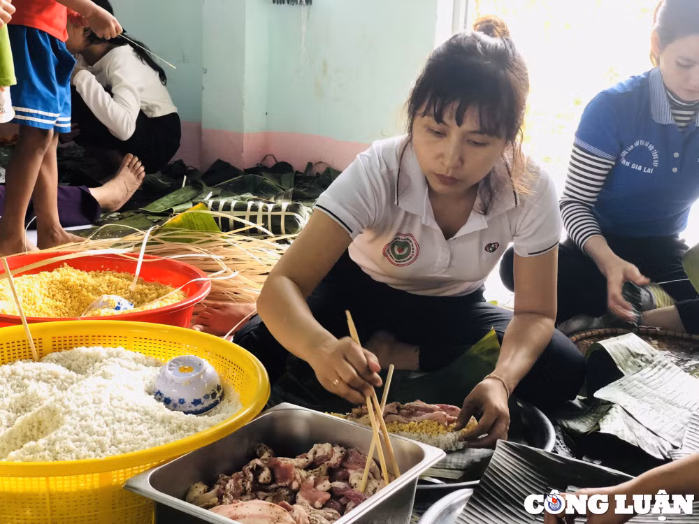 gia lai mang tet am cho tre em mo coi va nguoi gia neo don hinh 5
