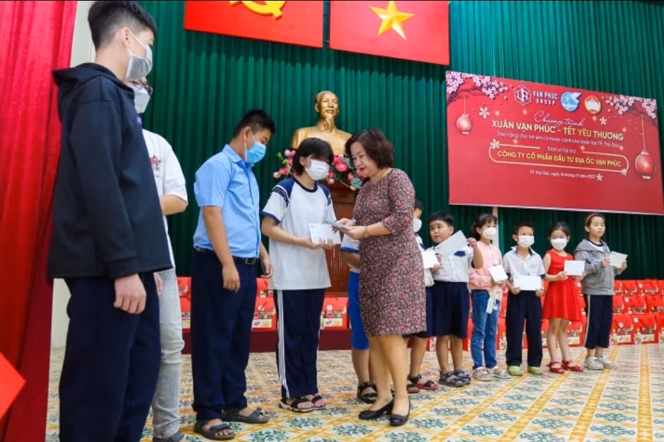 van phuc group tang qua tet cho 300 tre em co hoan canh kho khan mo coi tai tp thu duc hinh 3