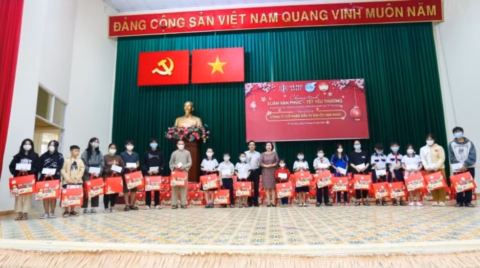 van phuc group tang qua tet cho 300 tre em co hoan canh kho khan mo coi tai tp thu duc hinh 4