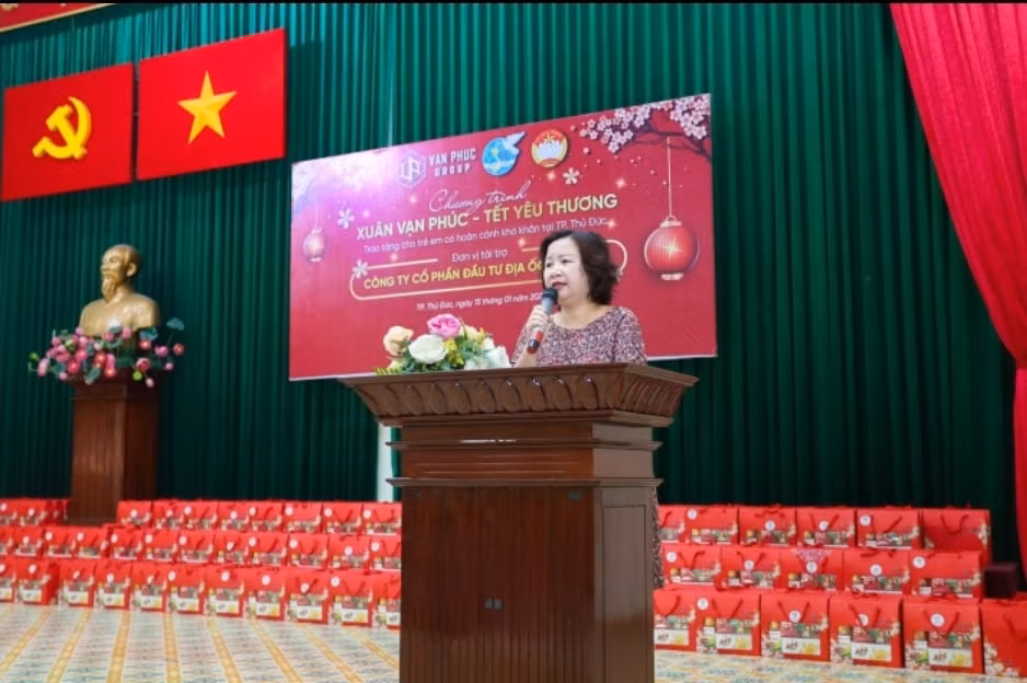 van phuc group tang qua tet cho 300 tre em co hoan canh kho khan mo coi tai tp thu duc hinh 2