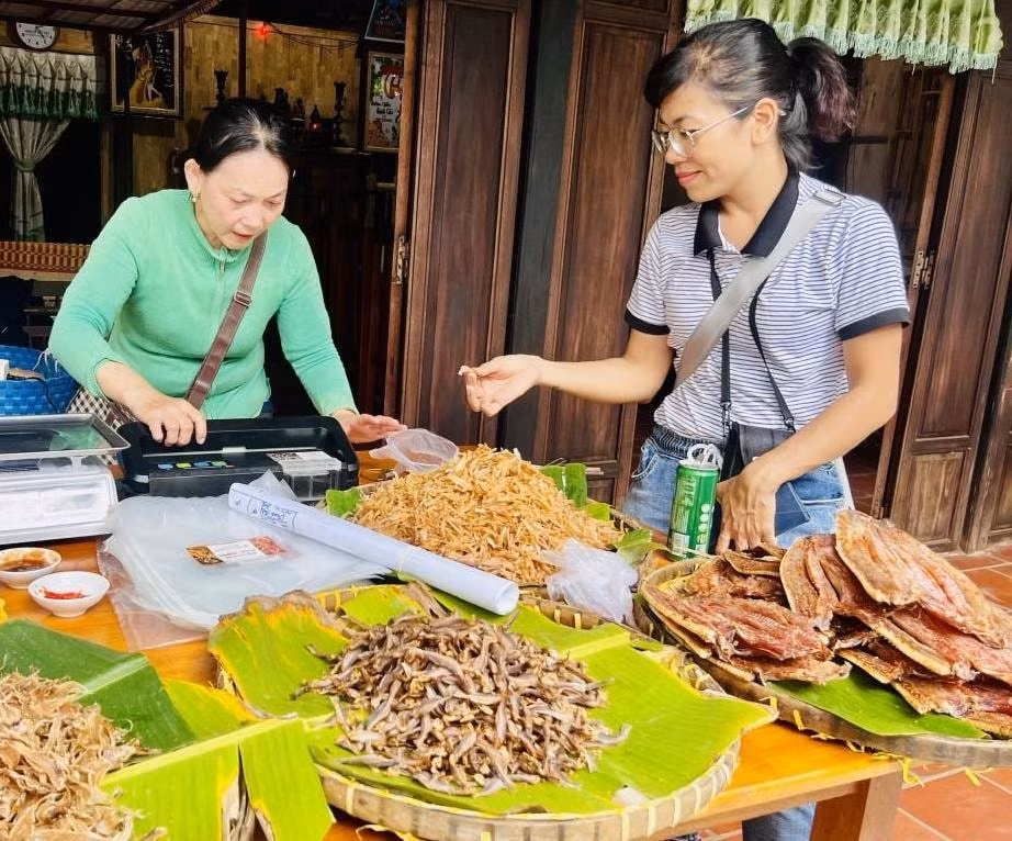 den con son trai nghiem tet voi net van hoa bua com ra thuc don bay hinh 2