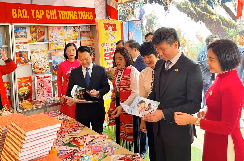 hon 1000 an pham tham gia hoi bao xuan quy mao tinh yen bai hinh 1