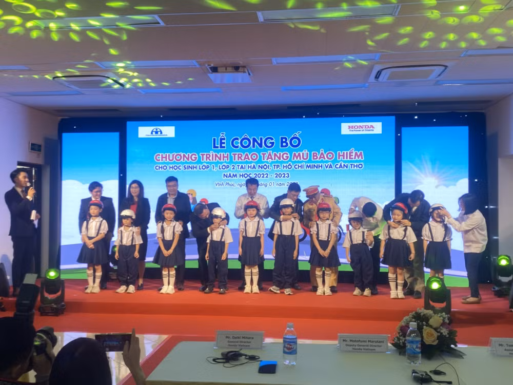 hon 600000 mu bao hiem duoc trao tang cho hoc sinh lop mot va lop hai hinh 1