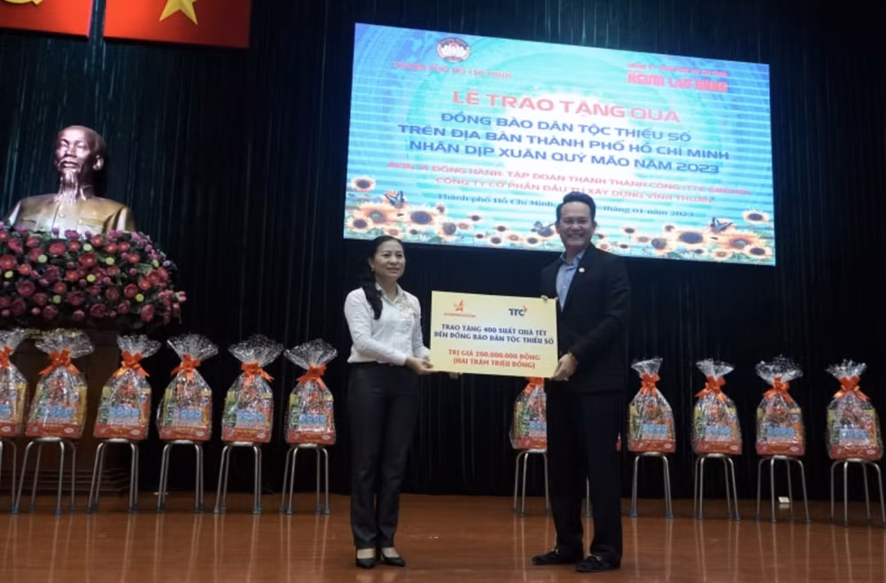 hoi dnt viet nam va tap doan ttc tang qua tet cho dong bao dan toc thieu so tren dia ban tphcm hinh 4
