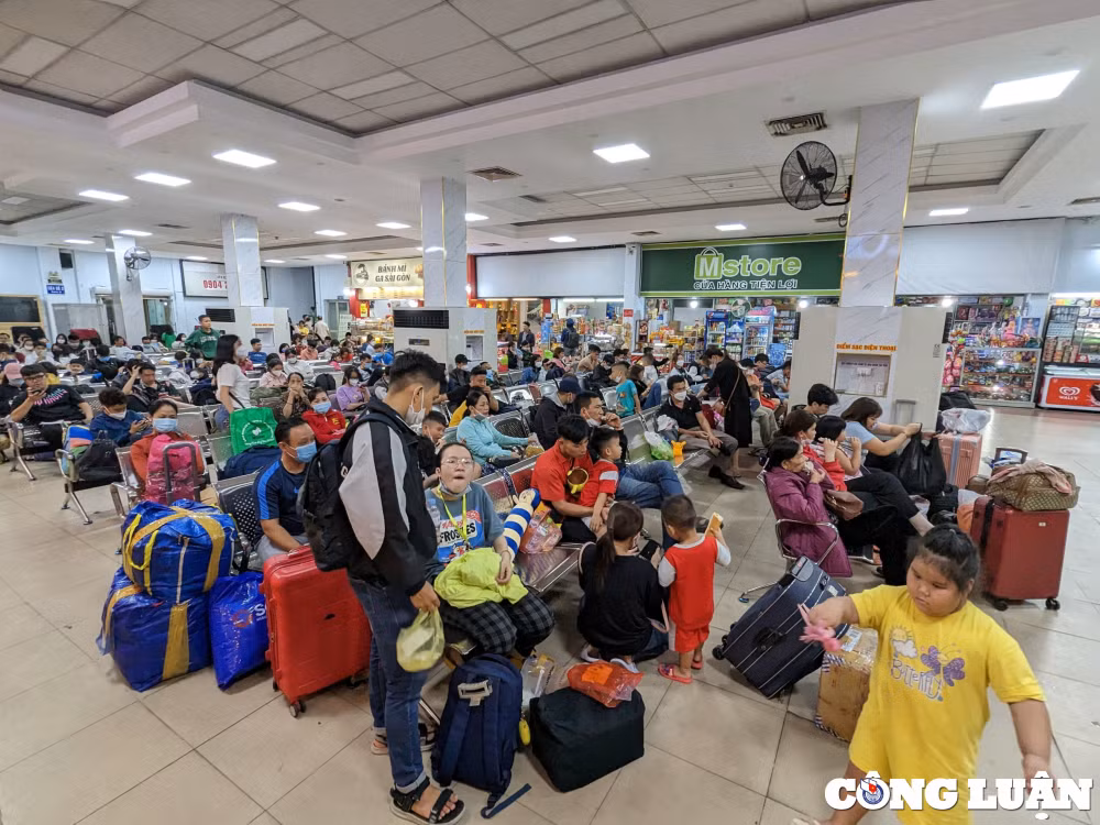 ga sai gon nhon nhip nguoi ve que don tet hinh 1
