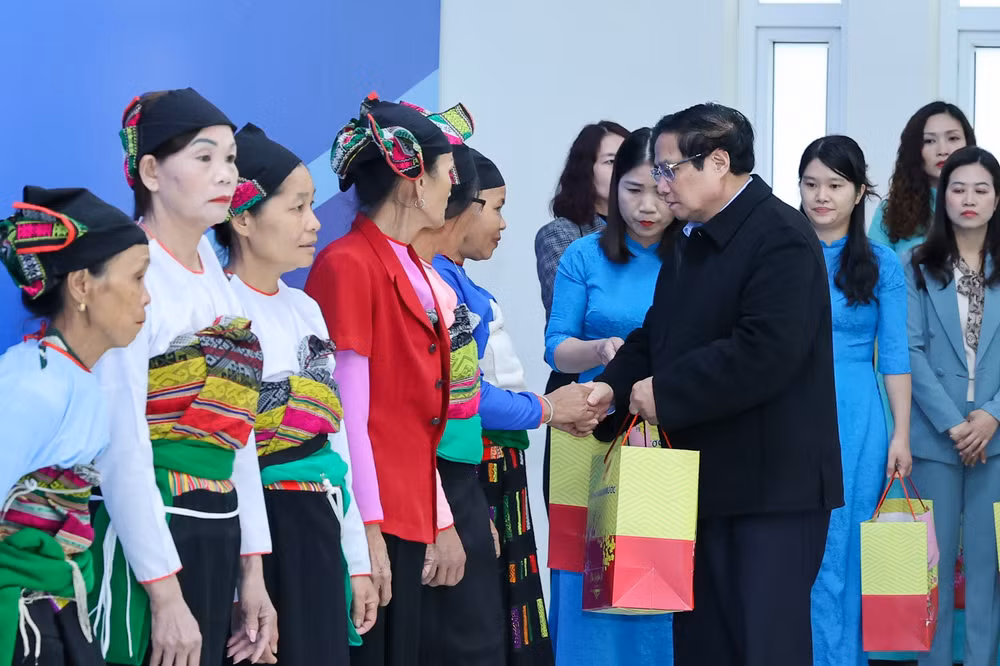 thu tuong pham minh chinh tham tang qua gia dinh chinh sach ho ngheo cong nhan lao dong tai thanh hoa hinh 2
