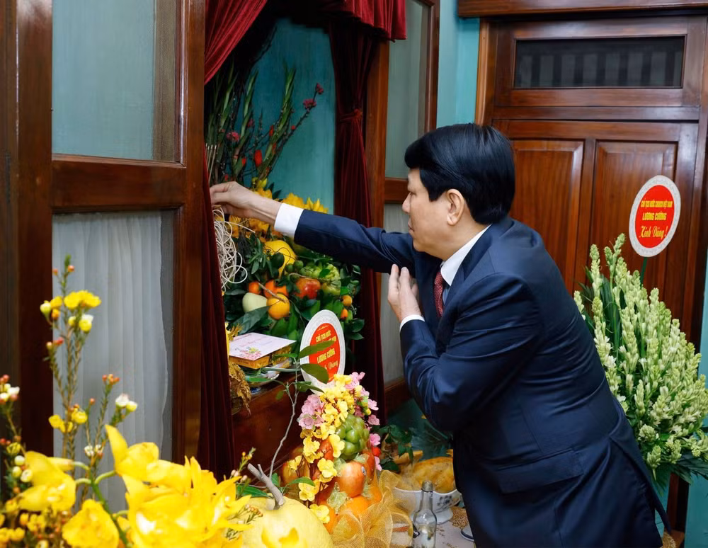 chu tich nuoc dang huong tuong niem chu tich ho chi minh trong ngay dau xuan moi hinh 1
