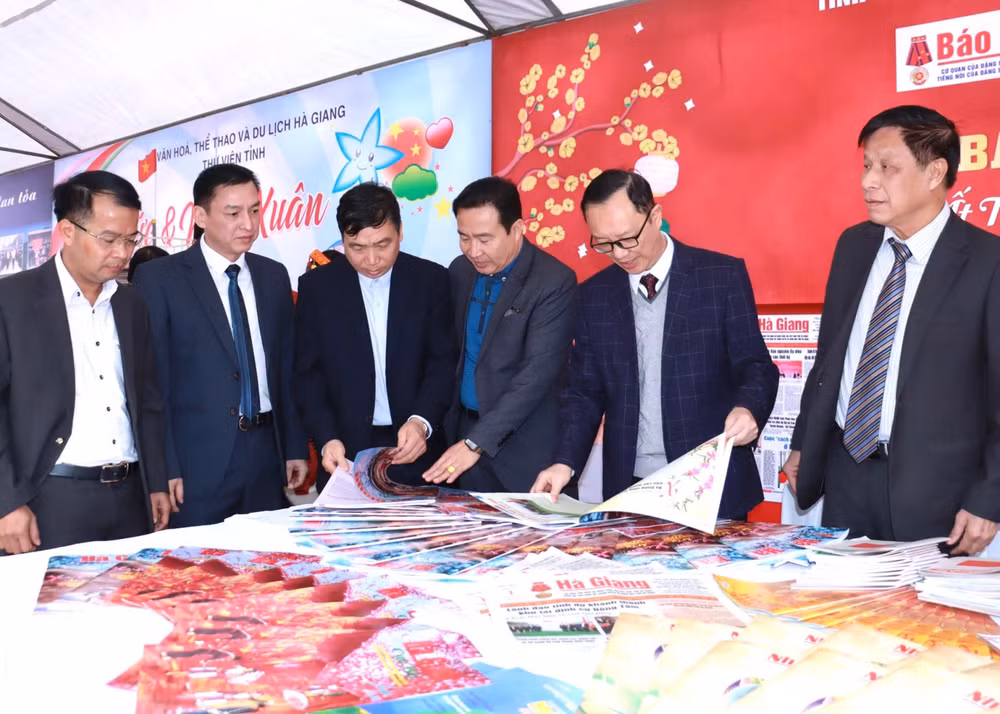 khai mac hoi bao ha giang xuan at ty voi chu de bao chi ha giang huong den 100 nam ngay bao chi cach mang viet nam hinh 1