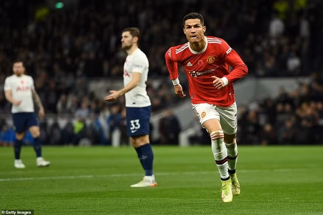 ronaldo lap hang loat cot moc an tuong khi giup mu danh bai tottenham hinh 2
