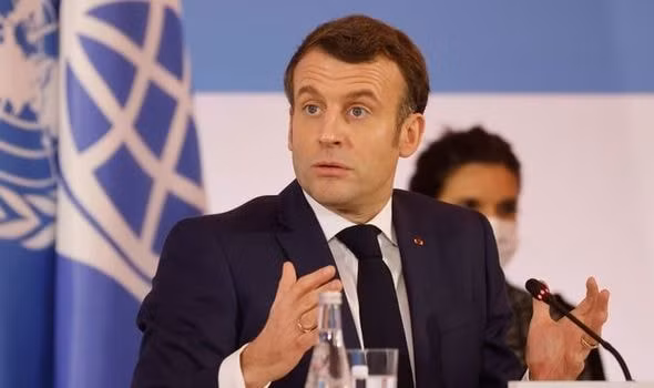 Tổng thống Pháp Macron ủng hộ đề xuất từ bỏ bảo vệ quyền sở hữu trí tuệ đối với vắc xin COVID-19 - Ảnh: AFP