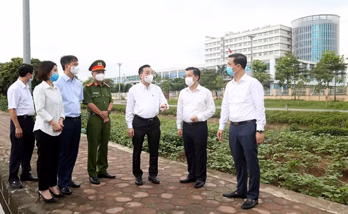 Chủ tịch UBND TP Chu Ngọc Anh kiểm tra tại Bệnh viện Bệnh Nhiệt đới Trung ương