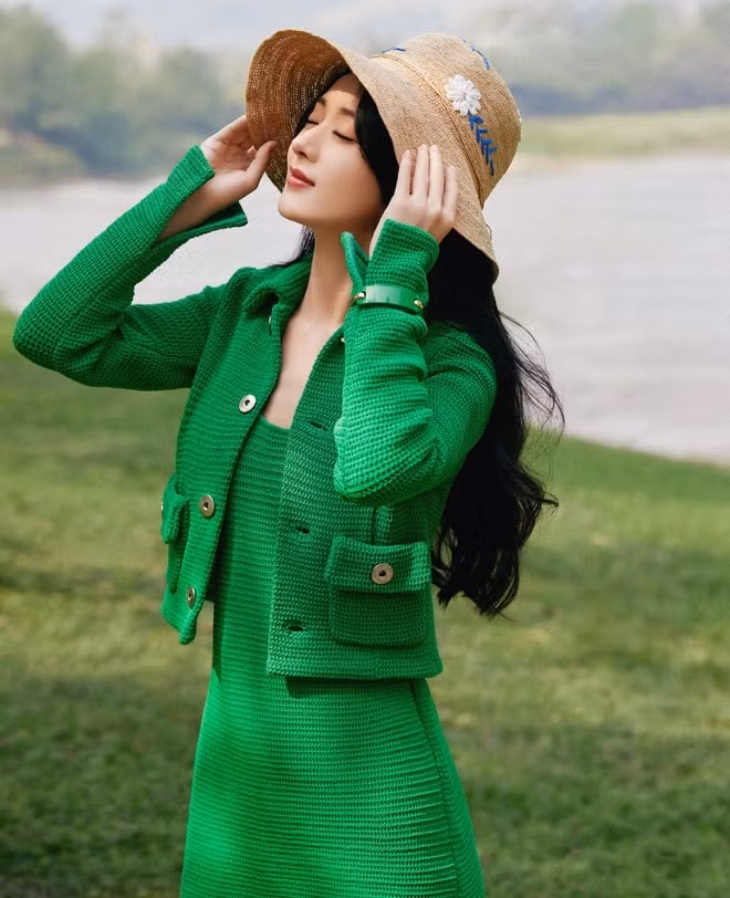 Triệu Lệ Dĩnh tươi tắn trong bộ ảnh kỷ niệm 15 năm từ ngày bắt đầu diễn xuất.
