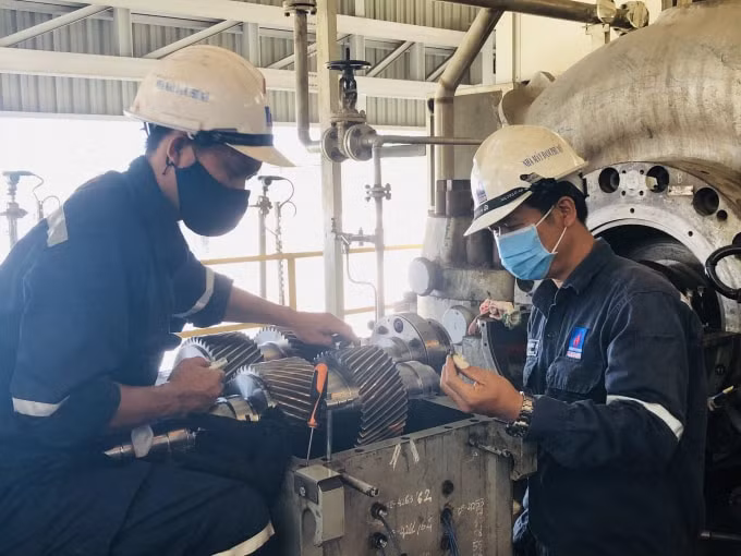Tại Nhà máy Đạm Phú Mỹ đang tiến hành bảo dưỡng tổng thể, CBCNV đều đeo khẩu trang khi làm việc.