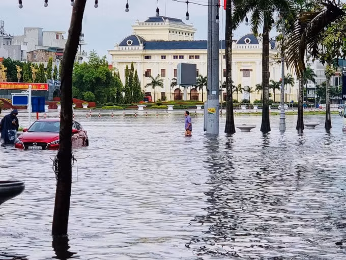 Khu vực quanh Quảng trường Lam Sơn, TP Thanh Hóa nước ngập sâu.&nbsp;
