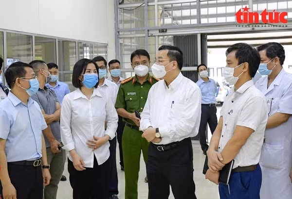 Chủ tịch UBND TP. Hà Nội kiểm tra tại bệnh viện dã chiến Mê Linh. Ảnh: Báo Tin tức