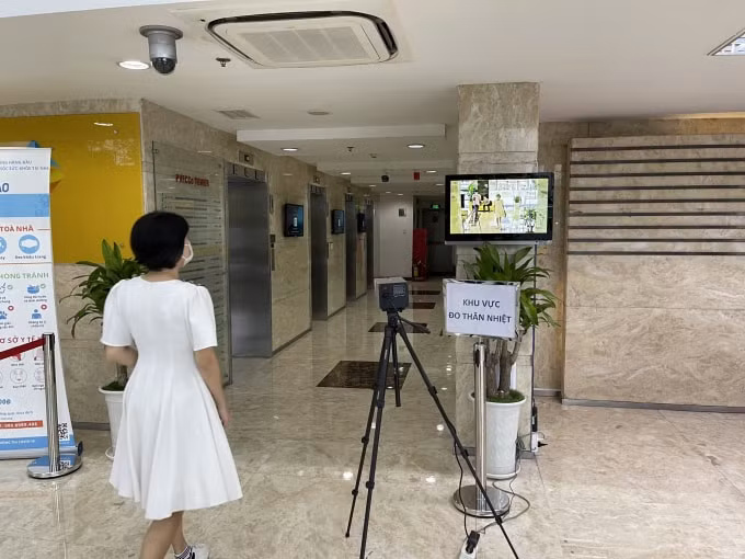 Đo thân nhiệt qua camera tại trụ sở TCT.