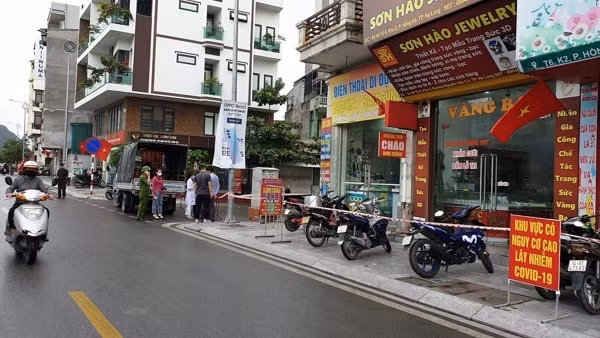 Lực lượng chức năng của TP Hạ Long phong tỏa&nbsp; tổ 6, khu 2, phường Hồng Hà, nơi bố của bệnh nhân đang kinh doanh tại cửa hàng điện thoại di động. Ảnh: Báo Quảng Ninh