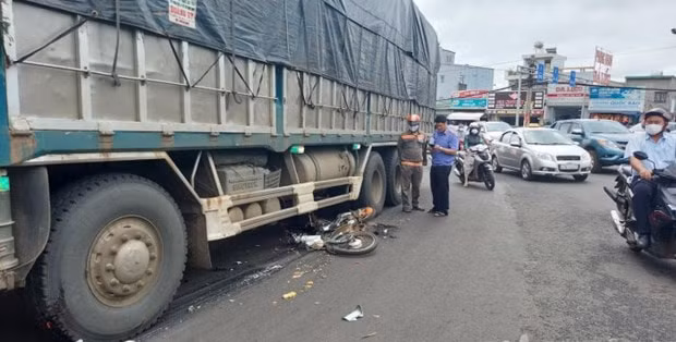 Lực lượng chức năng khám nghiệm hiện trường vụ tai nạn. Ảnh: vtv.vn