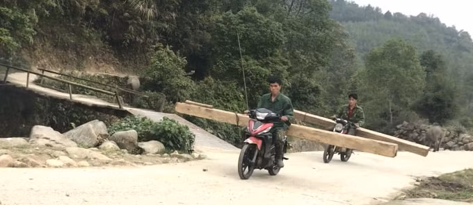 Hình ảnh lâm tặc ngang nhiên chở gỗ rừng bị chặt phá trên đường.