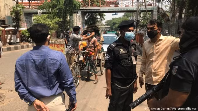 Ban chỉ đạo phòng chống Covid-19 của Bangladéh. Ảnh: DPA