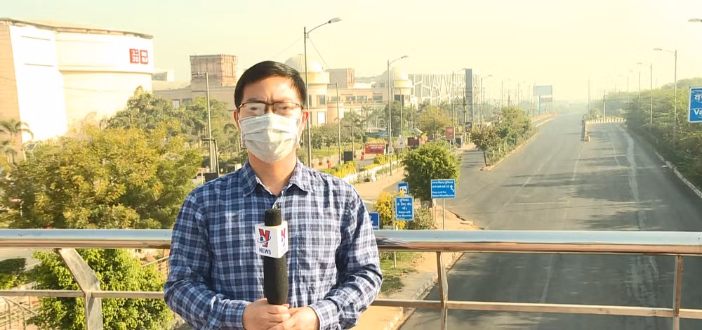 Nhà báo Huy Lê - Trưởng CQTT TTXVN tại thủ đô New Delhi dẫn hiện trường trong ngày Ấn Độ bắt đầu phong tỏa toàn quốc nghiêm ngặt. Ảnh: NVCC