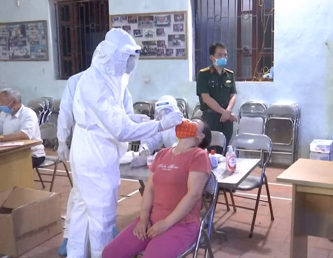 Lấy mẫu xét nghiệm SARS - CoV- 2 tại xã Mão Điền, huyện Thuận Thành