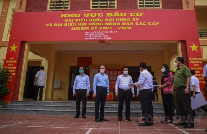 Trong chiều 8/5, đoàn đã đến kiểm tra khu vực tổ chức bầu cử đại biểu Quốc hội khóa XV và đại biểu HĐND các cấp nhiệm kỳ 2021-2026 của các xã Kim Chung, Liên Hà, Việt Hùng.