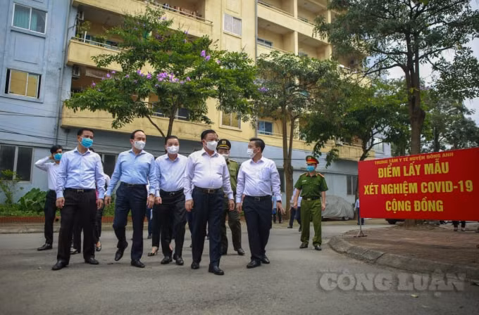 Chiều 8/5, Bí thư Thành ủy Hà Nội - Đinh Tiến Dũng dẫn đầu đoàn đã đến thăm, kiểm tra việc lấy mẫu xét nghiệm PCR tại khu nhà ở công nhân tại Khu công nghiệp Thăng Long (xã Kim Chung, Đông Anh).