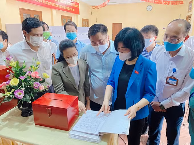 Phó Chủ tịch HĐND TP Phùng Thị Hồng Hà khảo sát thực tế tại tổ bầu cử thuộc phường Đại Kim