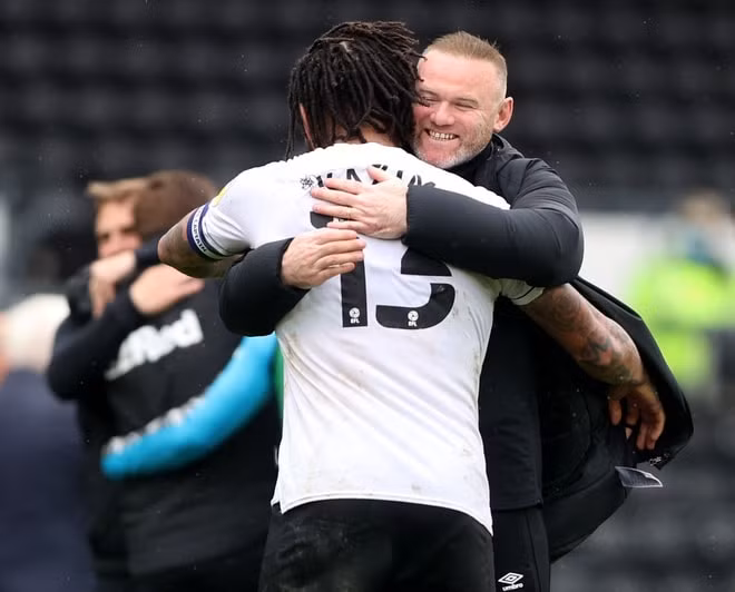 Rooney cùng học trò ăn mừng khi trụ hạng thành công. Ảnh: Reuters