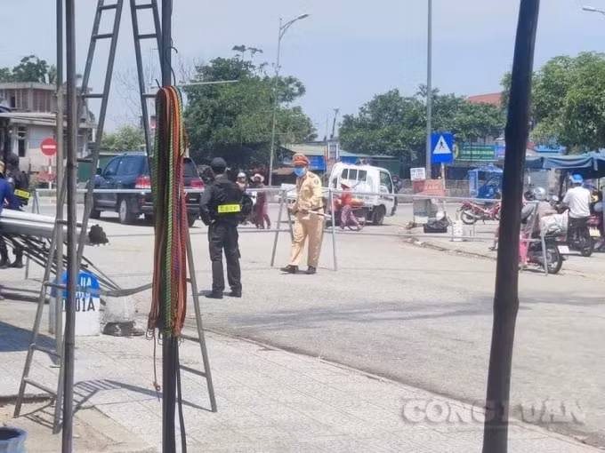 Công an chắn Barie các điểm ra vào, để cách ly toàn bộ xã Phong Hiền.