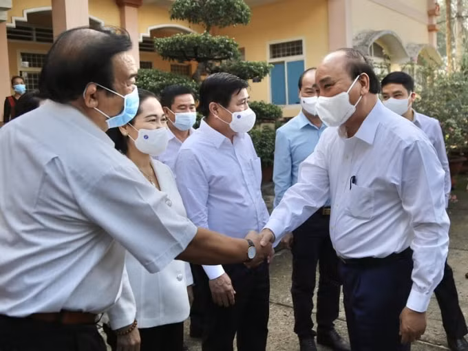 Chủ tịch nước Nguyễn Xuân Phúc bắt tay, trò chuyện với lãnh đạo TP.HCM và huyện Củ Chi. Ảnh: Hoàng Giang.