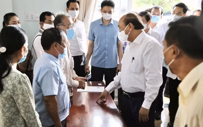 Chủ tịch nước Nguyễn Xuân Phúc trò chuyện với cử tri huyện Củ Chi. Ảnh: Hoàng Giang.