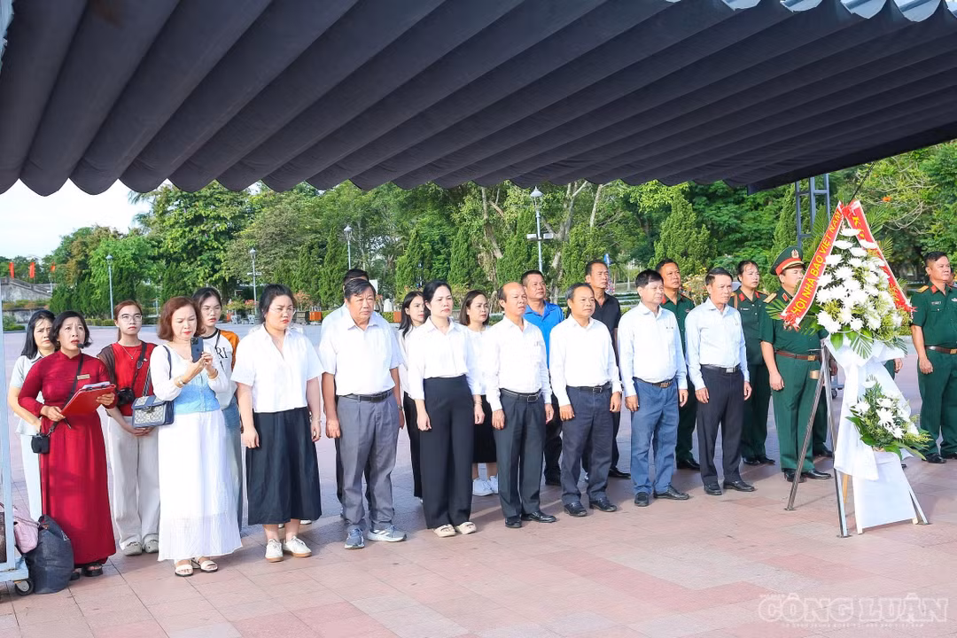 Hội Nhà báo Việt Nam dâng hương tưởng niệm các Anh hùng liệt sĩ tại Thành cổ Quảng Trị