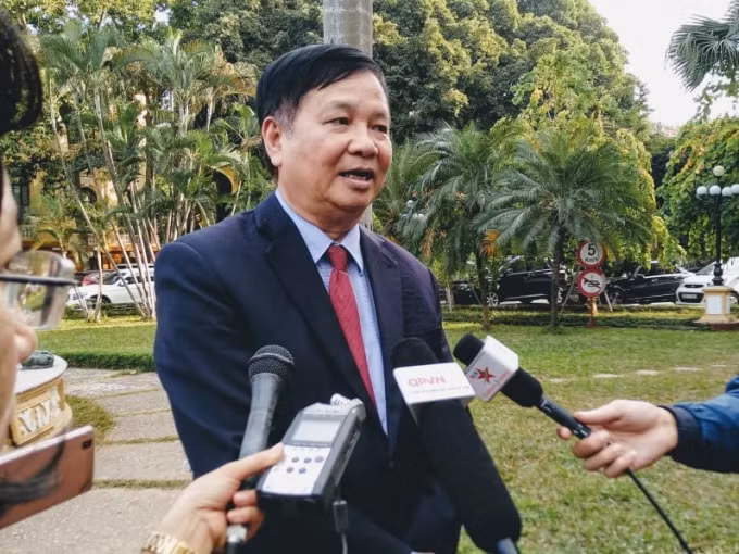 Ông Nguyễn Dung - Phó Chủ tịch UBND tỉnh Thừa Thiên Huế trả lời phỏng vấn các cơ quan báo chí. Ảnh: V.H