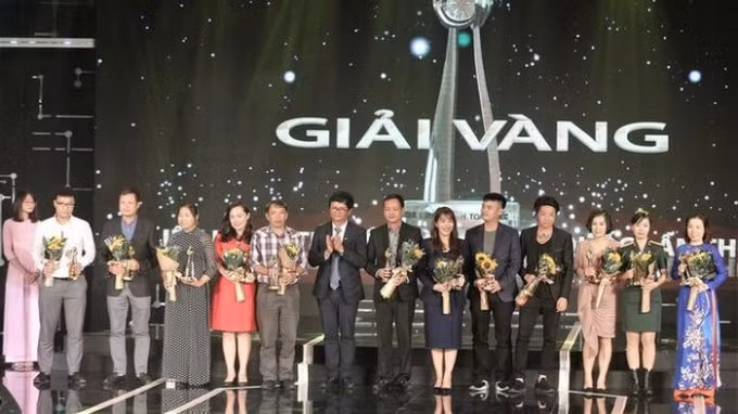Tổng Giám đốc Đài Truyền hình Việt Nam Trần Bình Minh trao giải Vàng cho các tác phẩm. Ảnh : VTV