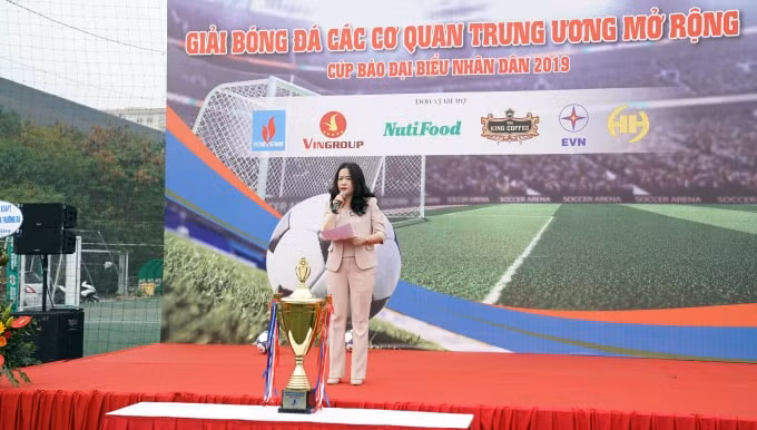 Bà Phạm Thị Thanh Huyền - Phó Tổng Biên tập Báo Đại biểu Nhân dân - Trưởng Ban tổ chức Giải phát biểu tại lễ khai mạc. Ảnh: Văn Vũ