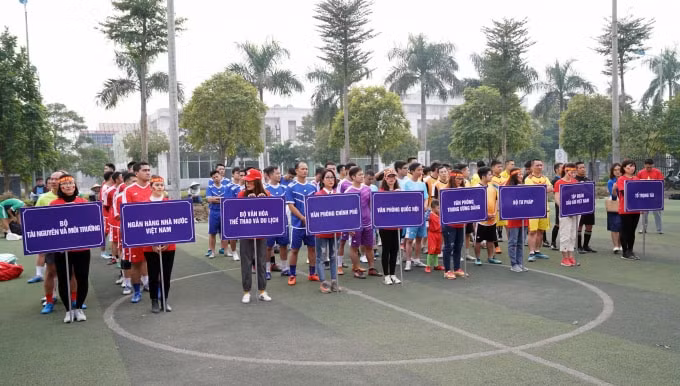 Các đội bóng tham dự giải. Ảnh: Văn Vũ